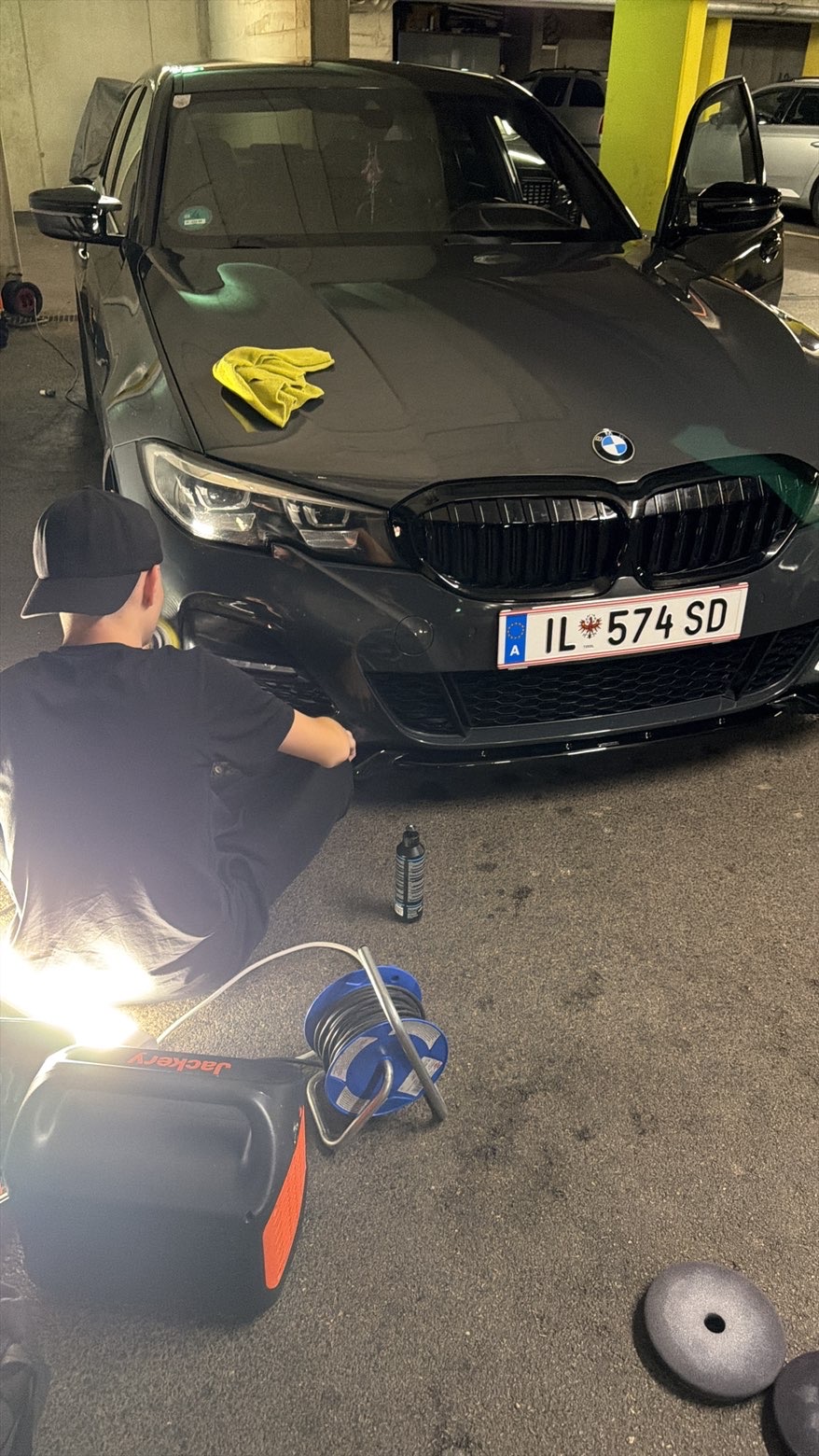 Stefan Perić bei der Aufbereitung einer Frontstoßstange